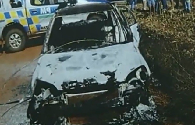 Corpo da vítima foi encontrado carbonizado dentro de carro, em Goiás (Foto: Reprodução/TV Anhanguera)