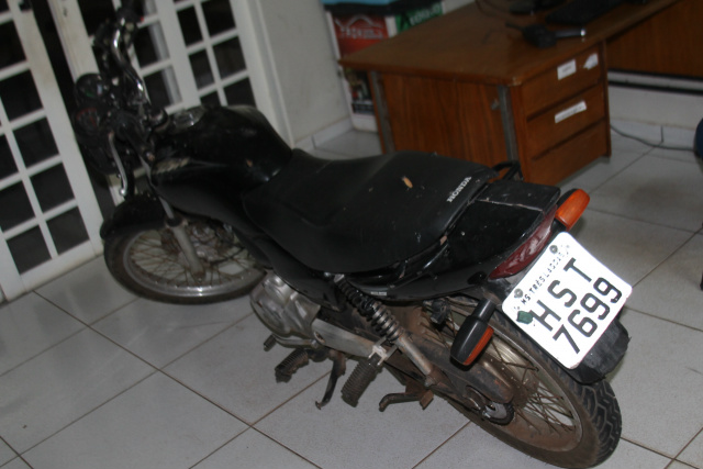 Moto foi furtada pela manhã e recuperada, a tarde pela PM (Foto: Nelson Roberto)