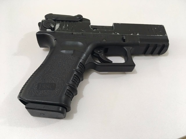A arma, uma pistola calibre .22 LR, de fabricação austríaca, é dotada de mira laser, acessório de uso restrito (Foto/Assessoria)