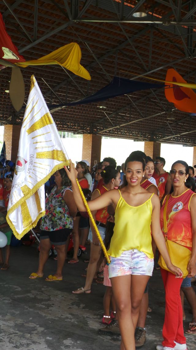 Porta bandeira da escola de samba X 15 da Vila Piloto comemorou até o momento que saiu o resultado final, dando a vitória para outra agremiação, a Unidos de Três Lagoas (Foto; Ricardo Ojeda)