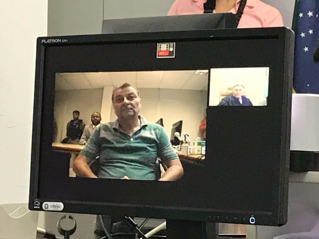 Cesare Battisti durante audiência de custódia por videoconferência na Justiça Federal após ser detido em MS (Foto: Claudia Gaigher/TV Morena)