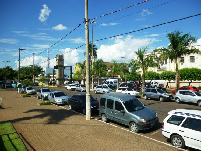 Em Três Lagoas, 344 indústrias empregam 10% da população Centro está congestionado, mas ninguém reclama, é o progresso que faz pulsar a cidade. (Foto: Edmir Conceição)