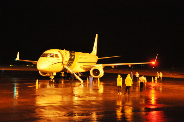 Avião Embraer 190 da Força Aérea Brasileira, pousou no início da noite de terça-feira(27) em Três Lagoas (Foto:Assessoria)