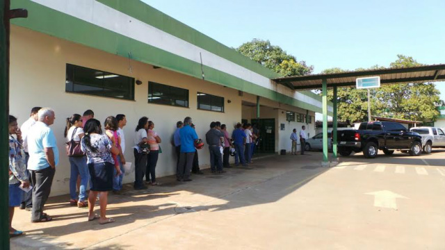 Fila de condutores à espera de regularização de documentos junto ao Detran local (Foto: Ricardo Ojeda)