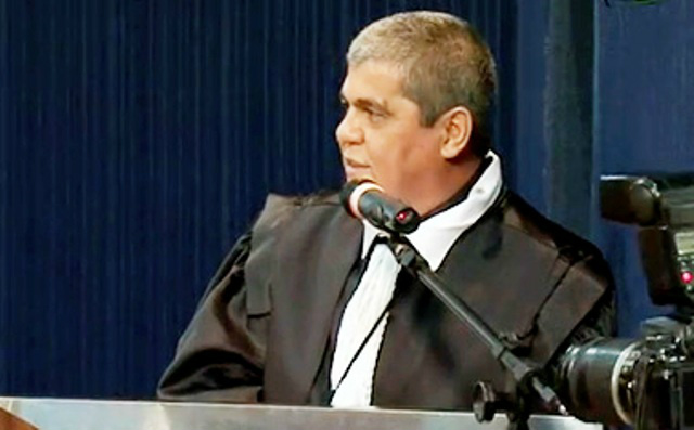 Waldir discursa, após tomar posse na presidência do TCE/MS, falando de seus compromissos no Tribunal (Foto: Divulgação)