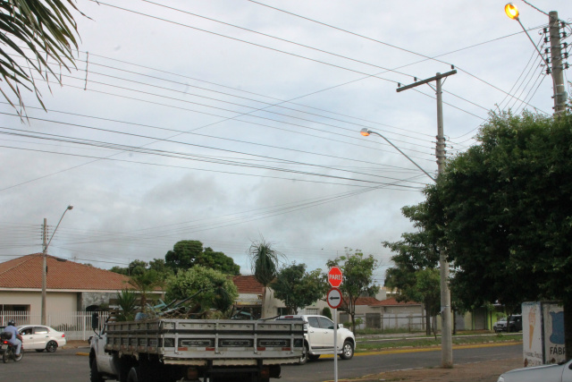 Nos dois postes de sustentação da rede de energia elétrica, na esquina da Filinto Muller com a Bom Jesus, no Lapa, as luminárias acesas desde antes do carnaval (Foto: Léo Lima)