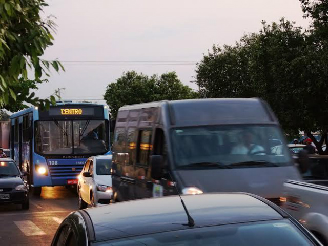 A quantidade de ônibus circulando na cidade cresceu, mas a de vans quintuplicou em dez anos (Foto: Rodolfo Gomes)