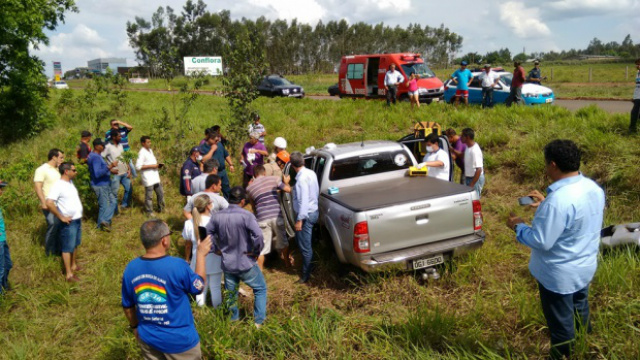 A caminhonete Toyota Hilux conduzida pelo empresário Wadih Amado foi parar no matagal ao lado da rodovia e o motorista ficou preso nas ferragens (Foto: Rio Pardo News)