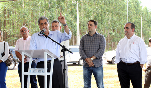 Na solenidade de inauguração, o governador André Puccinelli destacou que o asfalto novo garante progresso ao município e faz com que indústrias como a Coob. (Foto: Assessoria de Comunicação)