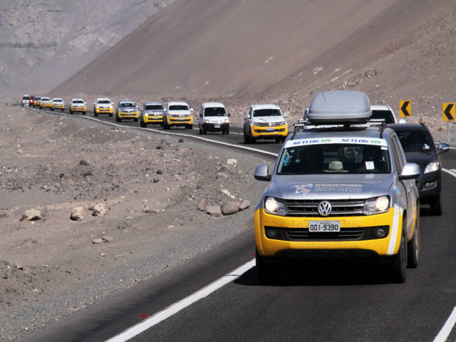 A primeira expedição rumo aos portos do Chile aconteceu em outubro de 2013 e levou um comboio de 30 carros. (Foto: Setlog MS)