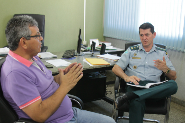 Comandante Monari (dir.) recebe o jornalista Ojeda, na sede do 2° BPM, e confirma apoio ao Brasileiro de Motocross em Três Lagoas (Foto: Léo Lima)