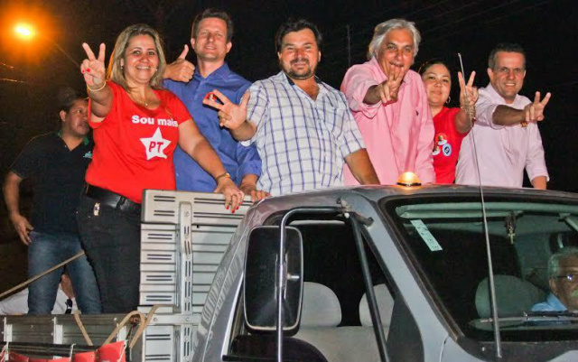 Logo no começo da noite de sábado, Delcídio,Ayache e outras lideranças políticas fizeram carreata pelas ruas da Vila Piloto (Foto: Rodolfo Gomes)