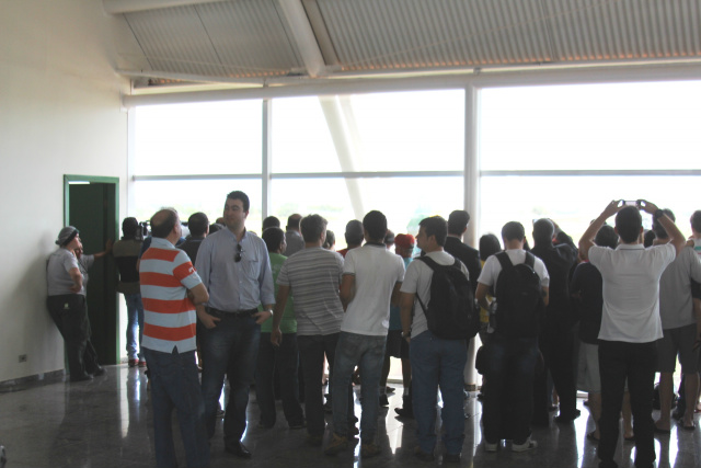 Moradores esperavam ansiosos a chegada de Dilma no saguão do Aeroporto Plínio Alarcon. (Foto: Tamires Tatye).