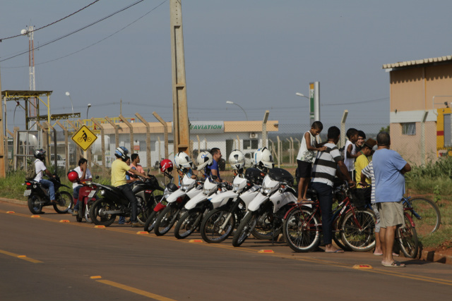 Concentração de moradores também foi grande do lado de fora do aeroporto. (Foto: Tamires Tatye).