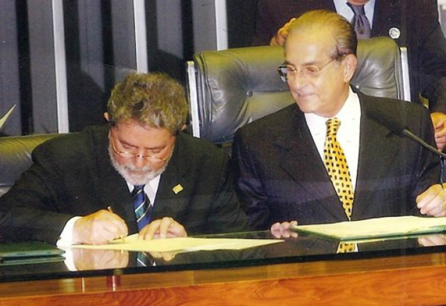 Na presença do presidente do Senado, Ramez Tebet, o presidente eleito Luiz Inácio da Silva Lula assina termo de posse na Presidência da República (Foto: Agência Senado)
