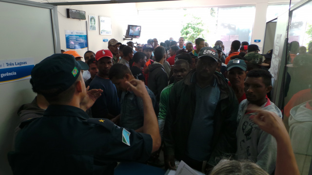 A procura por vagas de empregos e para cadastra era tanta que a gerência do Ciat teve que pedir apoio da Polícia Militar para organizar a fila de atendimento (Foto: Ricardo Ojeda)
