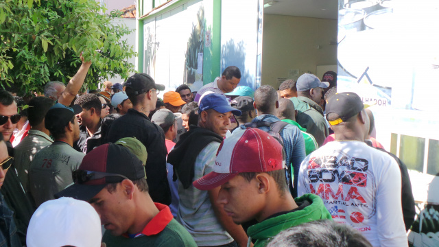 Trabalhadores desempregados vindos de várias regiões do Brasil causavam tumulto na porta do órgão que, algumas vezes teve que paralisar o atendimento por falta de segurança (Foto: Ricardo Ojeda)  