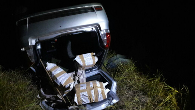Três grandes fardos foram encontrados no porta-malas do carro e contabilizaram 70,4 kg de maconha. (Foto: 14º BPMRv)
