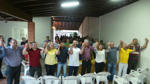 O pré-candidato a prefeito de Três Lagoas, Angelo Guerreiro, e 12 presidente de cada partido durante evento (Foto: Ricardo Ojeda) 
