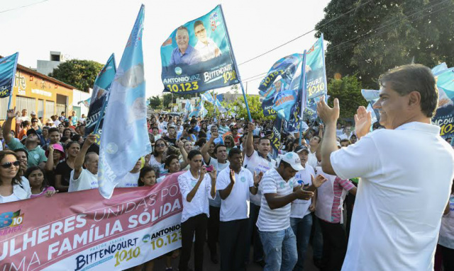 Segundo a assessoria, duas mil pessoas participaram do comício de Nelsinho Trad, no Nova Lima (Foto: Divulgação)