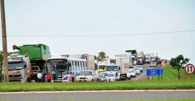 Caminhoneiros bloqueiam rodovias e país tem abastecimento de combustiveis e alimentos comprometido Em Campo Grande, na manhã de hoje, o congestionamento na BR-163, próximo à Capital, alcançou 10 quilômetros (Foto: CG News)