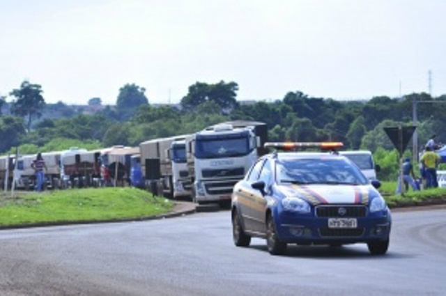 Caminhoneiros bloqueiam rodovias e país tem abastecimento de combustiveis e alimentos comprometido Em Dourados, assim como em várias partes do país, a PRF mantém vigilância durante os protestos e bloqueios (Foto: CG News)