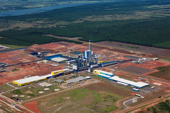Foto aérea da unidade industrial da Fibria de Três Lagoas tendo ao fundo o Rio Paraná (Foto: Assessoria)