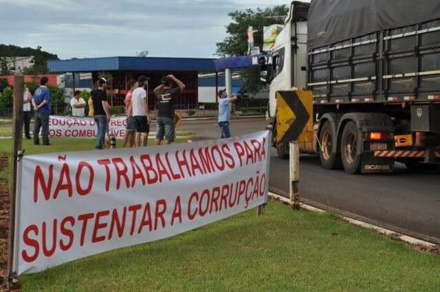 Além da redução no preço dos combustíveis, os caminhoneiros protestam contra a corrupção no governo (Foto: Divulgação)