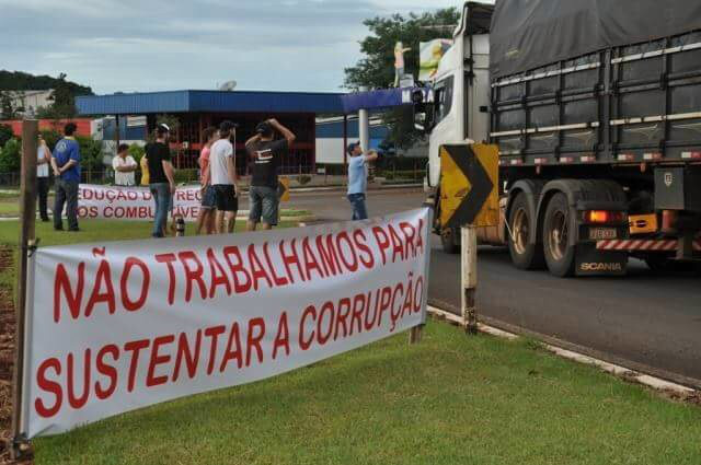 Caminhoneiros bloqueiam rodovias e país tem abastecimento de combustiveis e alimentos comprometido Além da redução no preço dos combustíveis, os caminhoneiros protestam contra a corrupção no governo (Foto: Divulgação)