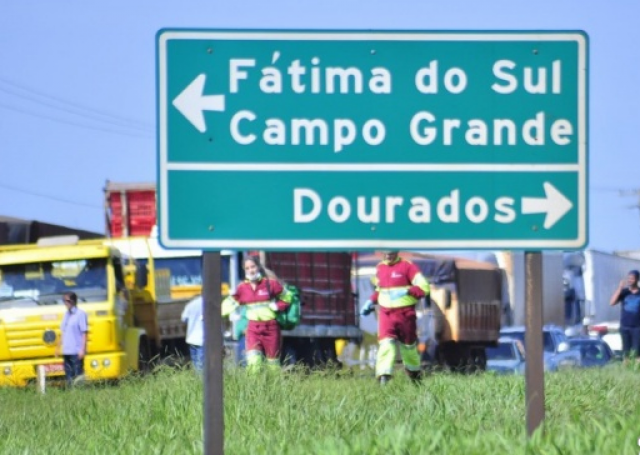 Caminhoneiros bloqueiam rodovias e país tem abastecimento de combustiveis e alimentos comprometido Poderá haver multa de R$ 100 mil para cada hora que os manifestantes se recusarem a liberar o tráfego (Foto: CG News)
