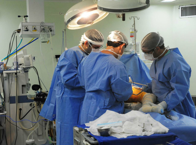 J.P.S. é portador de patologia no quadril e foi operado há um ano para implantação de prótese total (Foto: Google Imagens)
