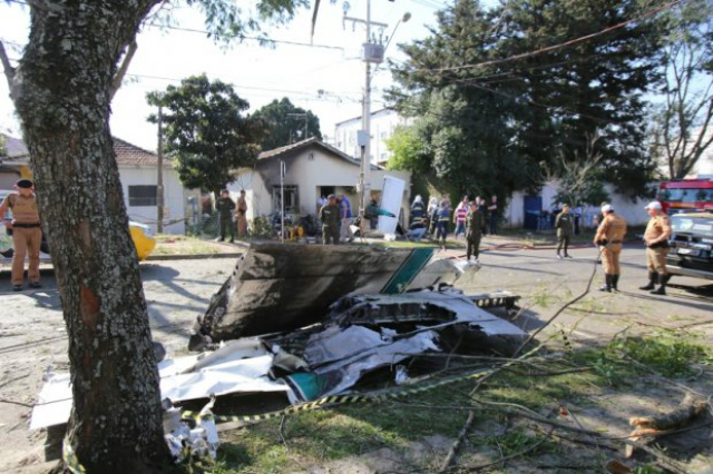 Destroços do avião Cessna, que caiu na tarde de sábado em duas casas de Curitiba, logo após a decolagem (Foto: Jornal de Londrina)