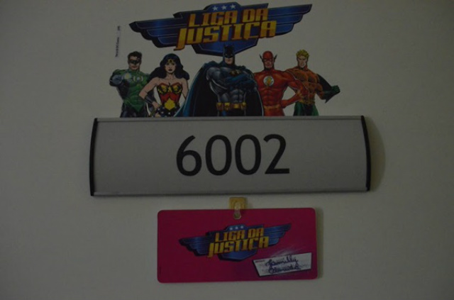 Cada quarto é, praticamente, o quarto de um super-herói da Liga da Justiça. Ele é identificado por número e pelo nome da criança em tratamento.(Foto: Arthur Tomé)