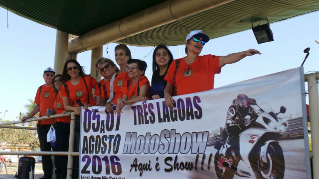 A ação para convidar a população para o Motoshow está sendo realizada na Praça Ramez Tebet (Foto: Ricardo Ojeda)