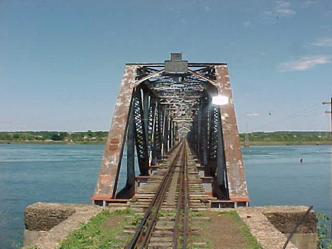 Ponte ferroviária sobre o rio Paraná, uma das obras de arte da engenharia mais antigas de Três Lagoas. 