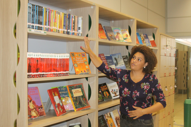 Fabiana Gomes, coordenadora da biblioteca. (Foto: Lucas Gustavo).