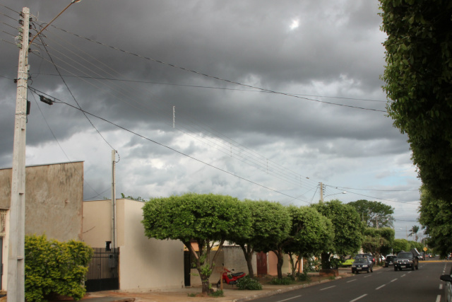 Rua Bom Jesus da Lapa: céu com nuvens negras, vento forte e ameaça de chuva, neste momento (Foto: Léo Lima)