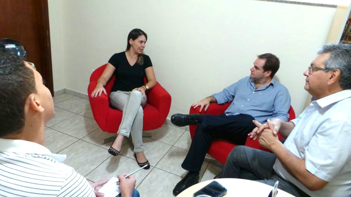 Nesta quarta-feira (25), Rógerson Rímoli e Ana Paro concederam entrevista aos jornalistas Lucas Gustavo e Ricardo Ojeda (Foto: Patrícia Miranda).