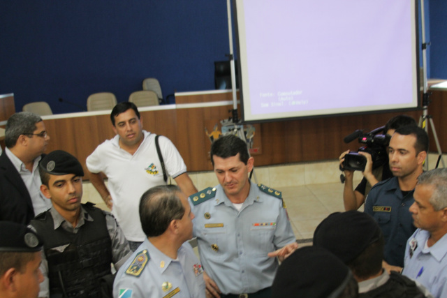 Tenente coronel Monari informa ao comandante geral da PM a atuação da corporação em Três Lagoas (Foto: Léo Lima)