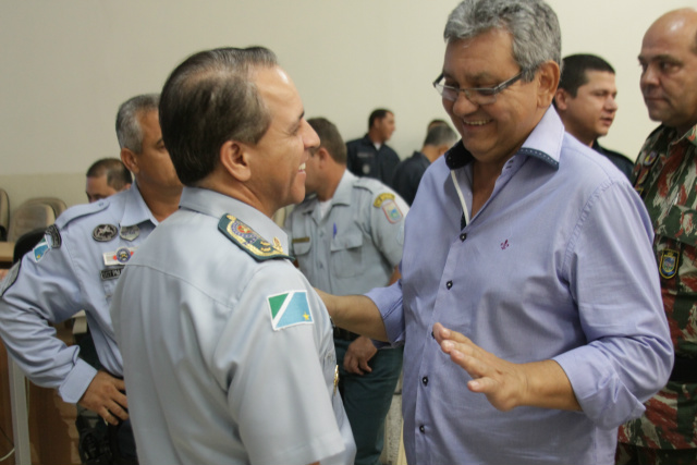 Em conversa descontraída, o jornalista Ricardo Ojeda, diretor do Perfil News, também se despede do coronel David (Foto: Léo Lima)