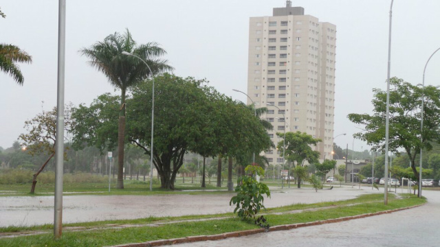 A Avenida Aldair Rosa de Oliveira, circular da Lagoa Maior ficou alagada. (Foto: Ricardo Ojeda)