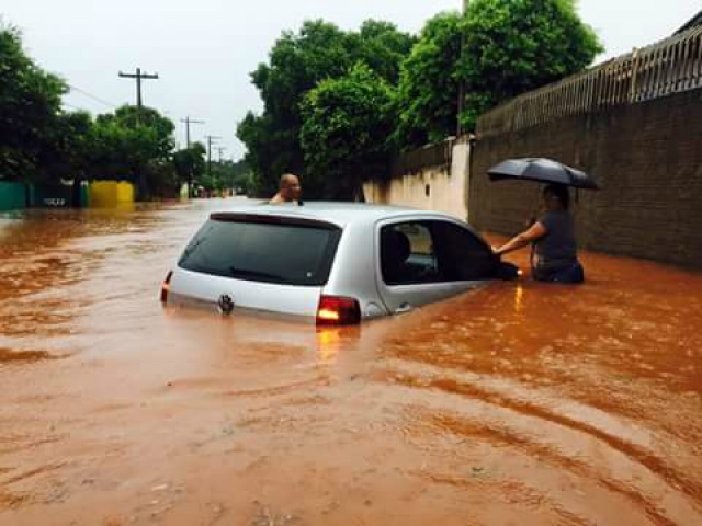 Um carro ficou ilhada na rua, em razão da chuva de hoje (26). (Foto: Ricardo Ojeda)