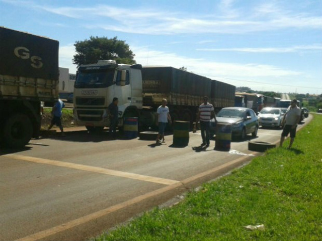 Bloqueio dos caminhoneiros em Dourados,  nesta quinta-feira (Foto: Liziane Zarpelon/ TV Morena)