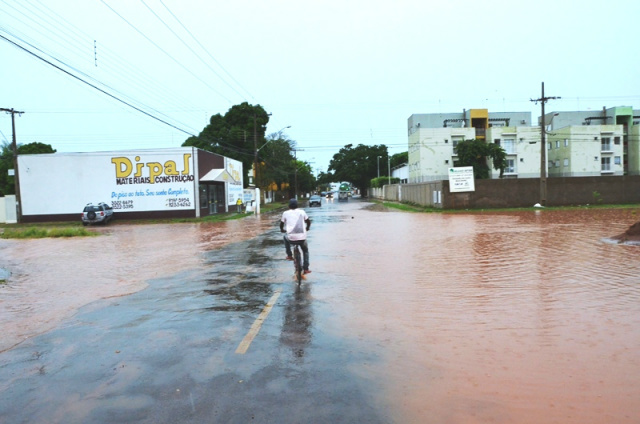 Após a chuva amainar, o tráfego em algumas vias já era possível (Foto: Divulgação)