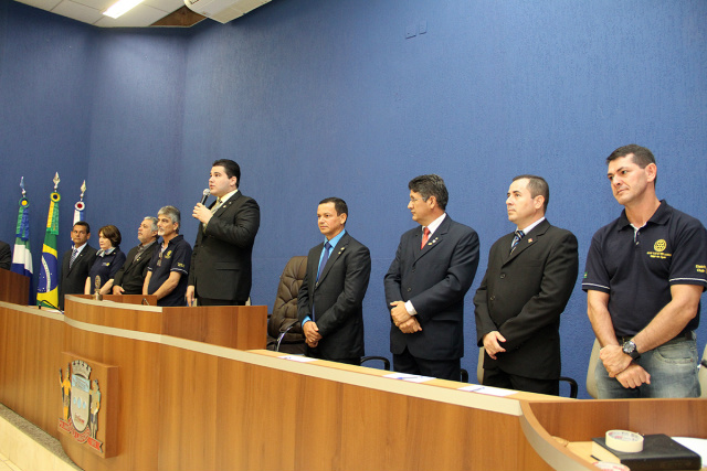 Além dos vereadores, a mesa foi composta por várias autoridades da cidade. (Foto: Divulgação)