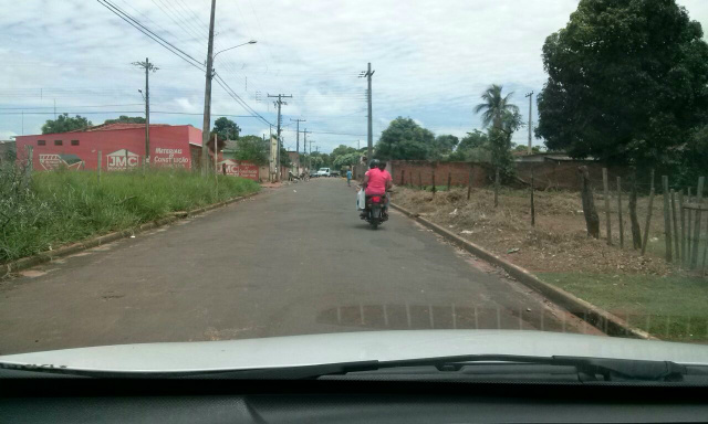 O internauta seguiu a motocicletas por várias rias do bairro Santa Luzia (Foto: WhatsApp)