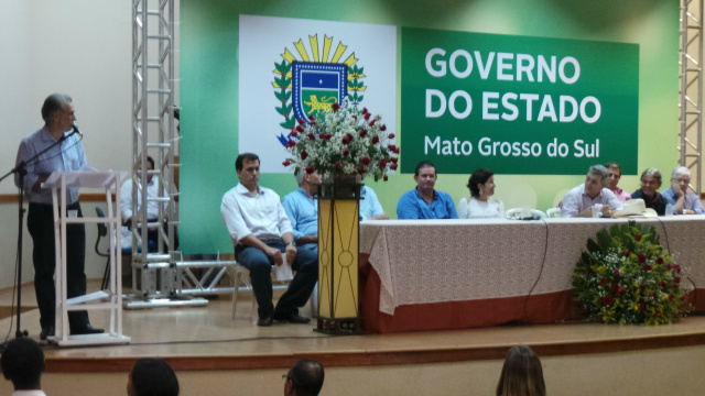 Azambuja se reuniu com empresários de autoridades no auditório da Unidade I do Campus Três Lagoas da Universidade Federal de Mato Grosso do Sul, na tarde desta sexta-feira (27) (Foto: Ricardo Ojeda)