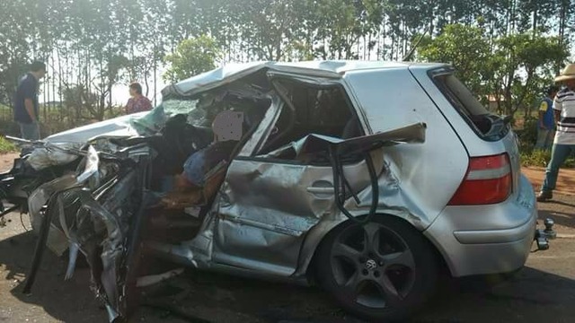 O Golf teve a lateral destruída na batida: cinco pessoas seguias no veículo e duas morreram (Foto: Wagner Fernando Silva)