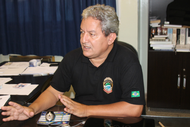 O delegado titular Ailton Pereira, enfatizou a ação da Polícia Civil em solucionar o caso com rapidez. (Foto: Patrícia Miranda) 