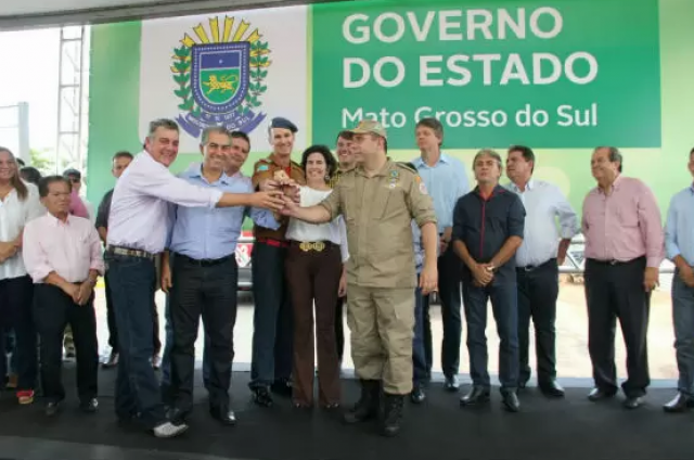 Momento em que o governador Reinaldo Azambuja entrega as chaves da viatura do Corpo de Bombeiros que atuará no Aeroporto Municipais e Três Lagoas. (Foto: Divulgação) 
